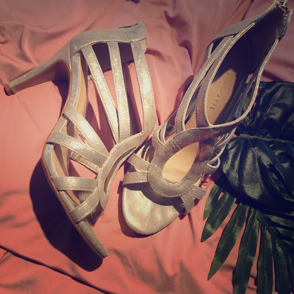 ✨Holiday Sannita Metallic Sandal✨